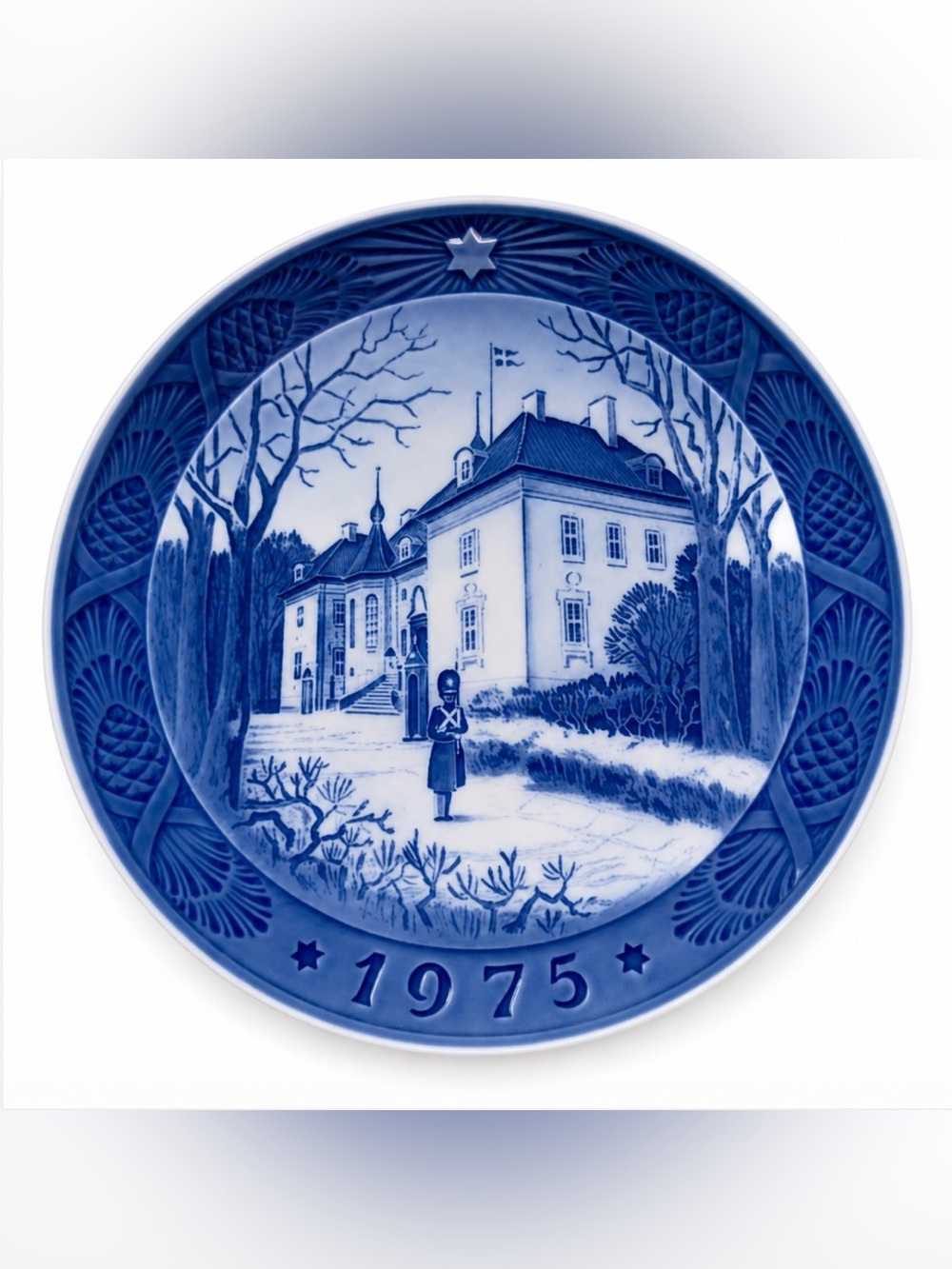 Royal Copenhagen 1975 The Queen’s Christmas Residence Plate Denmark Vintage